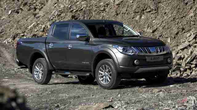 Тёмный Mitsubishi L200 среди камней