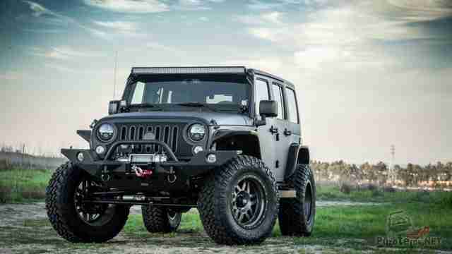 Тюнингованный Jeep Wrangler в поле