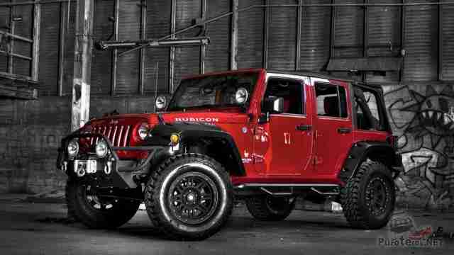 Тюнингованный внедорожник Jeep Rubicon у здания