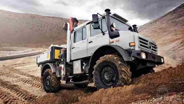 Unimog поднимается на земляную горку