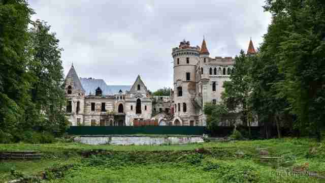 Усадьба графа Храповицкого среди леса