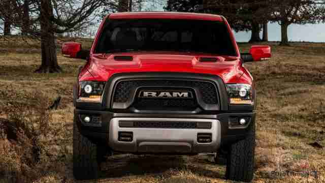 Вид спереди тяжеловесного Dodge Ram возле деревьев