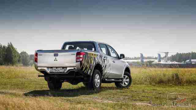 Вид сзади Mitsubishi L200 с аэрографией возле аэродрома