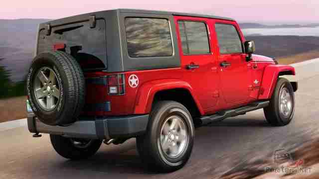 Виз сзади красного Jeep Wrangler в движении