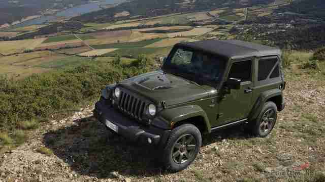 Военный Jeep Wrangler на вершине холма
