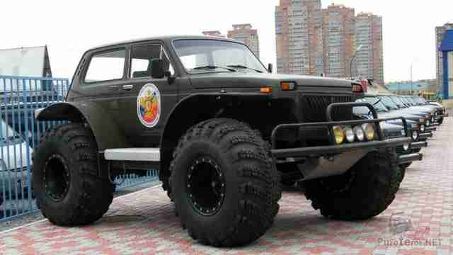 Военный снегоболотоход на стоянке