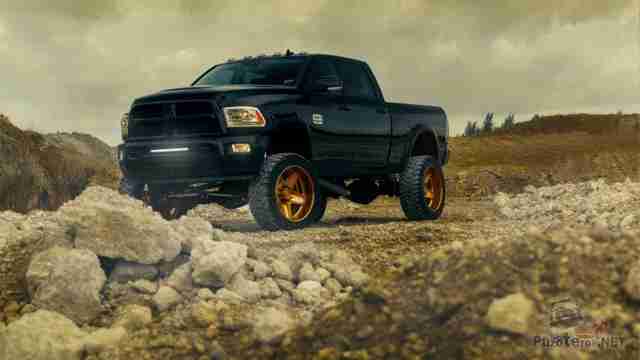 Жёлтые диски и включенная подсветка на чёрном Dodge Ram