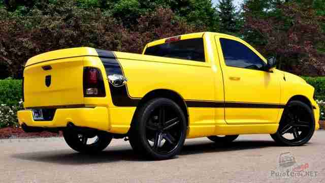 Жёлтый Ram 1500, вид сзади