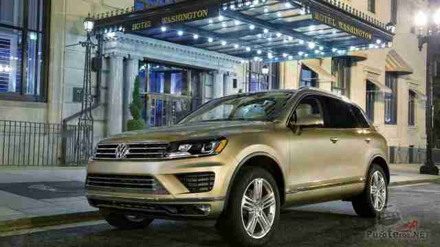 Автомобиль Volkswagen у входа в гостиницу