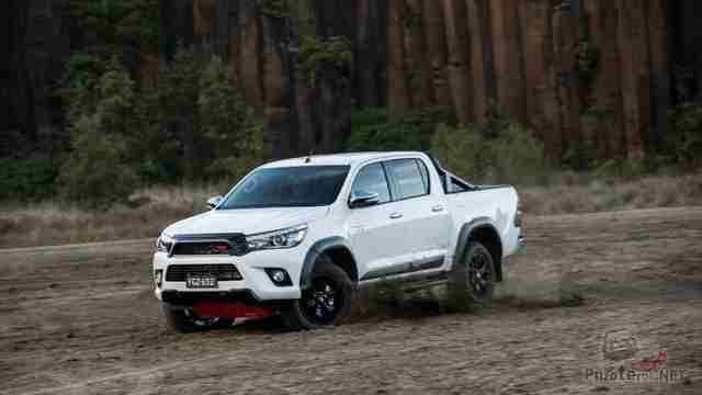 Белая Toyota Hilux на фоне гор Белая Toyota Hilux на фоне гор