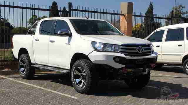 Белая Toyota Hilux на стоянке Белая Toyota Hilux на стоянке