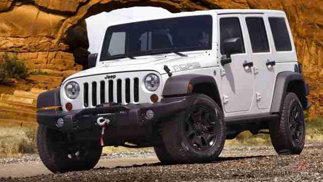 Белый Jeep на фоне горы Белый Jeep на фоне горы