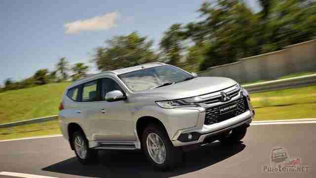 Белый Mitsubishi Pajero Sport в движении