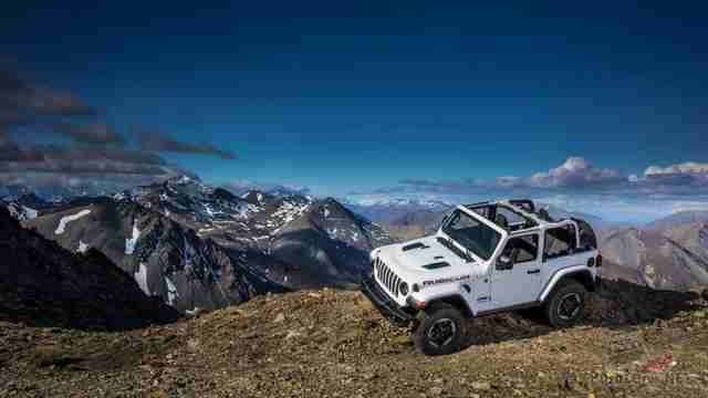 Белый Rubicon на краю горы
