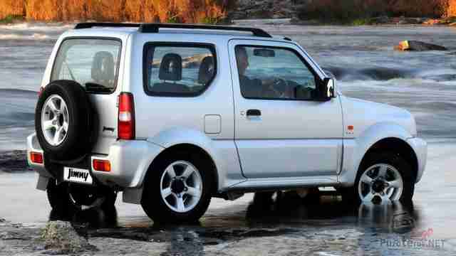 Белый Suzuki Jimny третьего поколения в воде