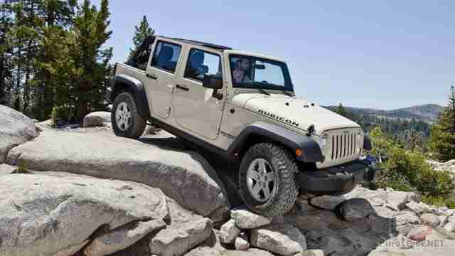 Бежевый Jeep 2016 года участвует в рок-краулинге Бежевый Jeep 2016 года участвует в рок-краулинге