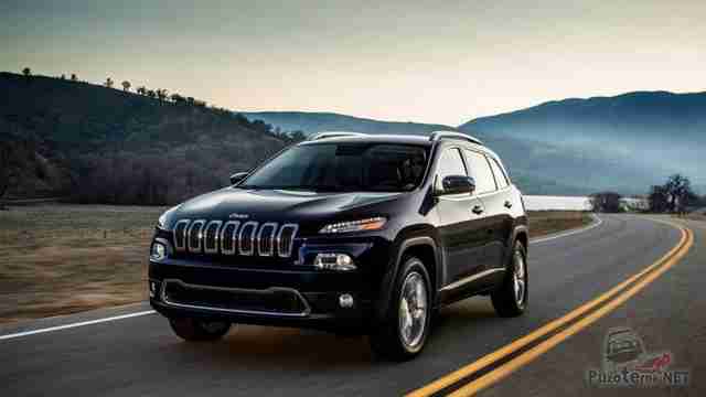 Чёрный Jeep Cherokee едет по шоссе