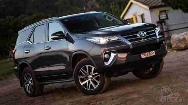 Чёрный Toyota Fortuner на фоне дома