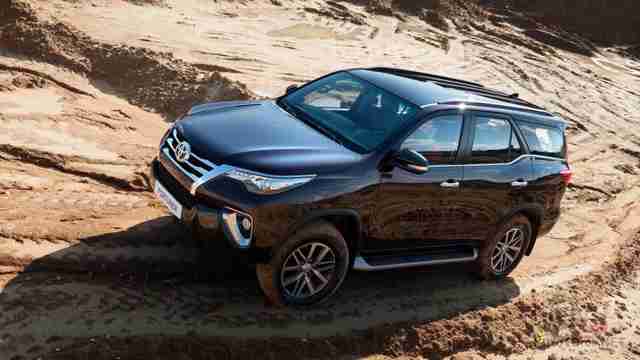 Чёрный Toyota Fortuner сверху