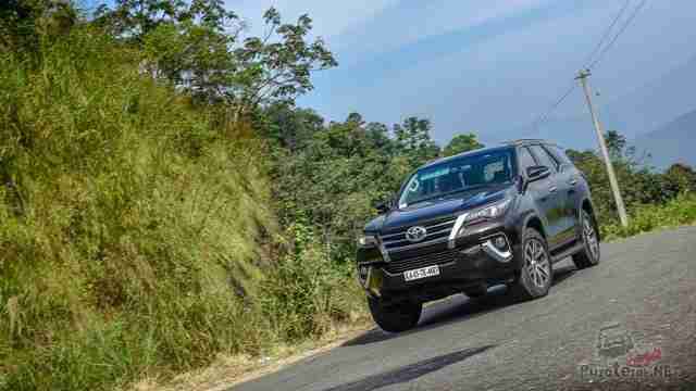 Чёрный Toyota Fortuner за городом