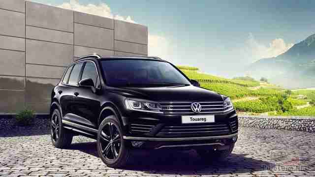 Чёрный Volkswagen Touareg на тротуаре