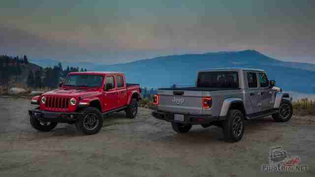 Два Jeep Wrangler Rubicon на вершине