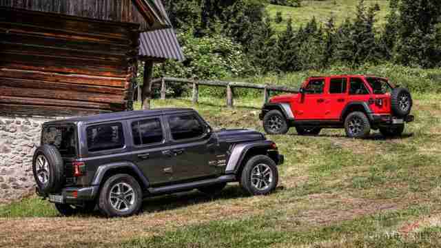 Два Jeep Wrangler Rubicon у рубленого дома