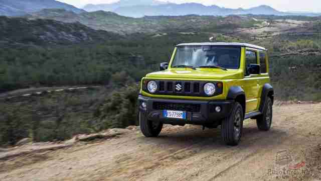 Движущийся Suzuki Jimny на природе