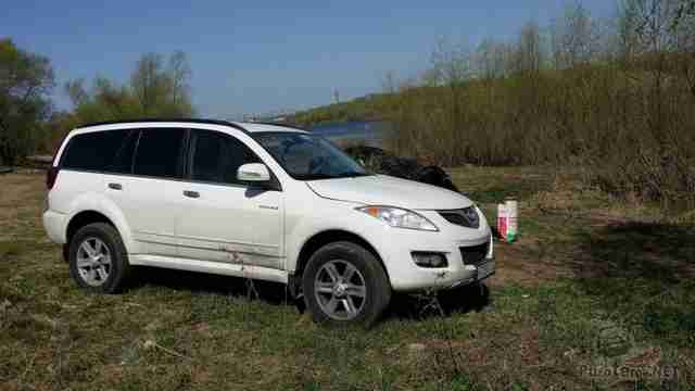 Great Wall Hover на природе рядом с палаткой Great Wall Hover на природе рядом с палаткой