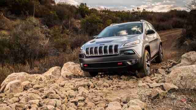 Jeep Cherokee едет по камням