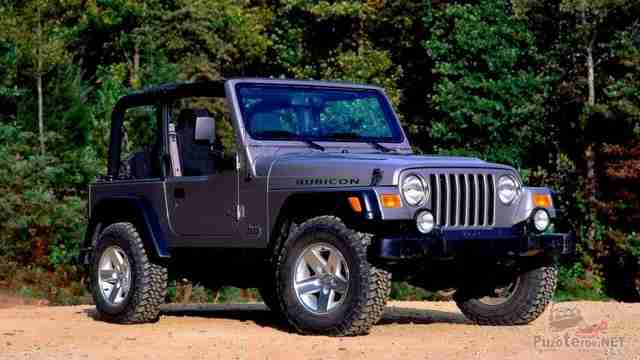 Jeep Rubicon 1999 года на фоне деревьев