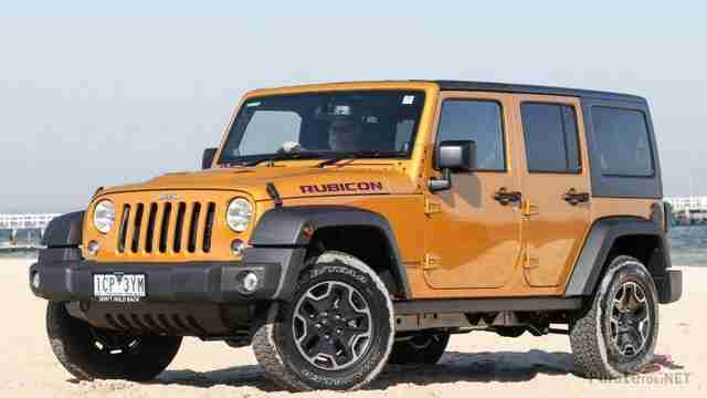 Jeep Rubicon с жёстким кузовом на берегу