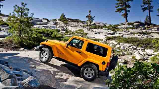 Jeep Rubicon третьего поколения на горке