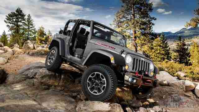 Jeep Wrangler Rubicon без дверей на камнях
