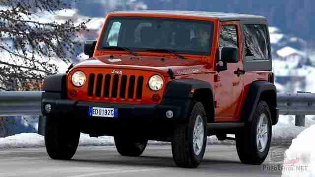 Jeep Wrangler Rubicon едет по дороге