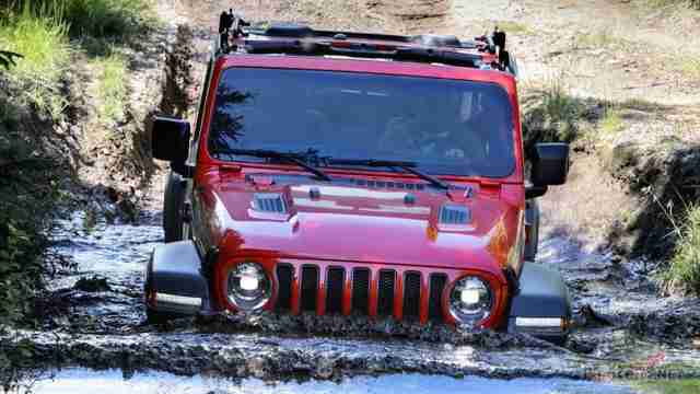 Jeep Wrangler Rubicon въехал в глубокую лужу