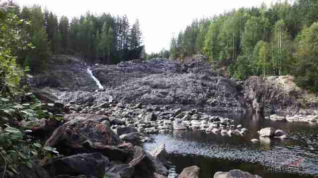 Каменные осыпи на краю озера