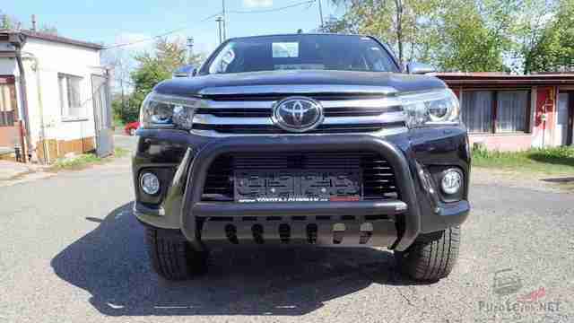 Кенгурятник на Toyota Hilux на улице Кенгурятник на Toyota Hilux на улице