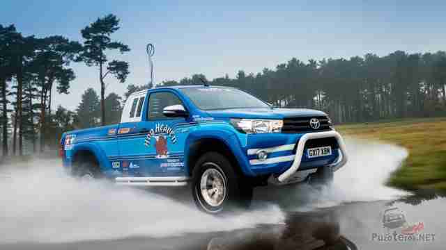Кенгурятник на синей Toyota Hilux Кенгурятник на синей Toyota Hilux