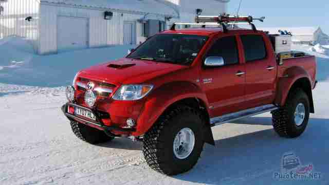 Красная Toyota Hilux в Арктике Красная Toyota Hilux в Арктике