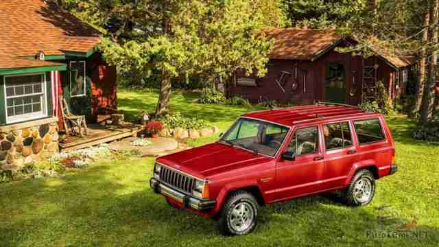 Красный Jeep Cherokee во дворе девенского дома