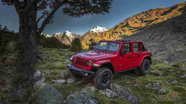 Красный Jeep Wrangler Rubicon у дерева