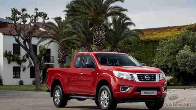 Красный Nissan Navara на фоне пальм