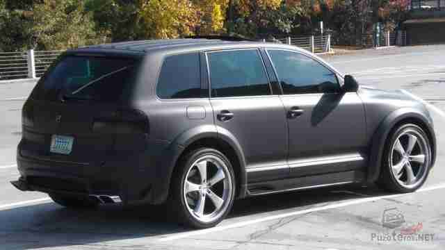 Матовый Туарег на асфальте