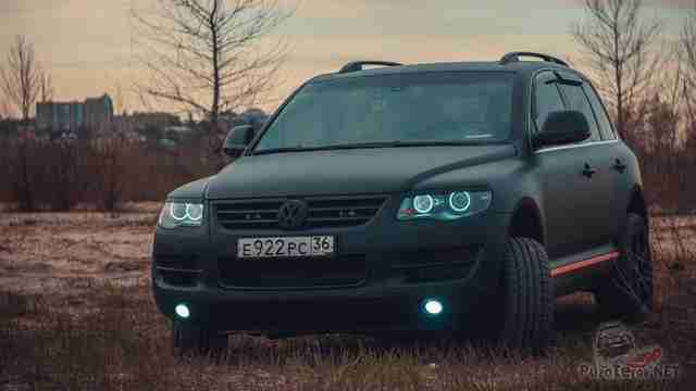 Матовый автомобиль с включенными фарами