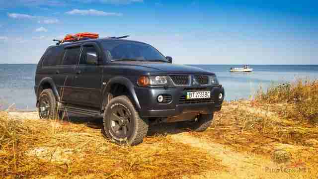 Mitsubishi Pajero Sport первого поколения на берегу
