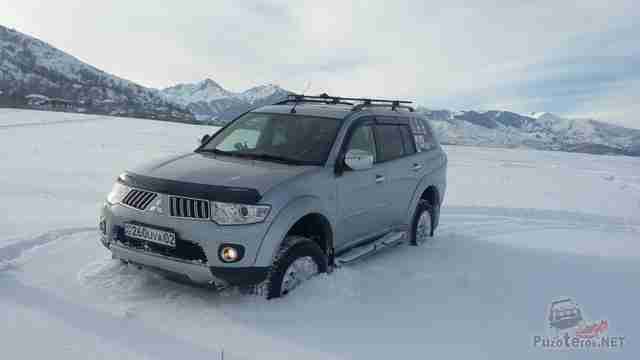 Mitsubishi Pajero Sport второго поколения в снегу