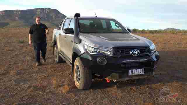 Мужчина возле коричневой Toyota Hilux Мужчина возле коричневой Toyota Hilux