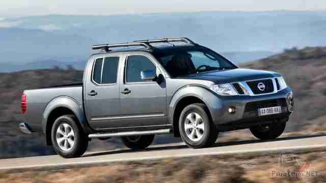 Nissan Navara третьего поколения на дороге