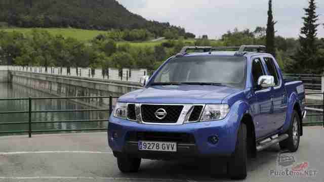 Nissan Navara третьего поколения на набережной